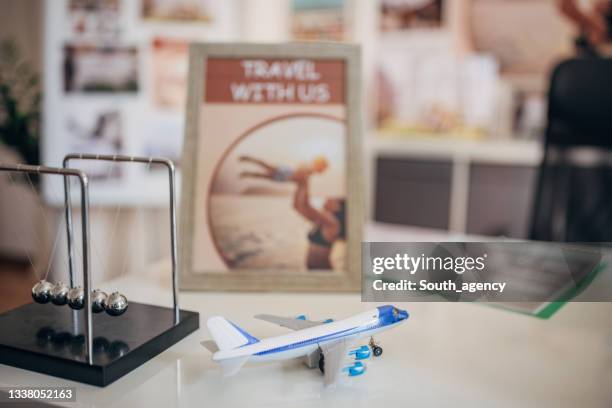 desk in modern travel agency - desk toy 個照片及圖片檔