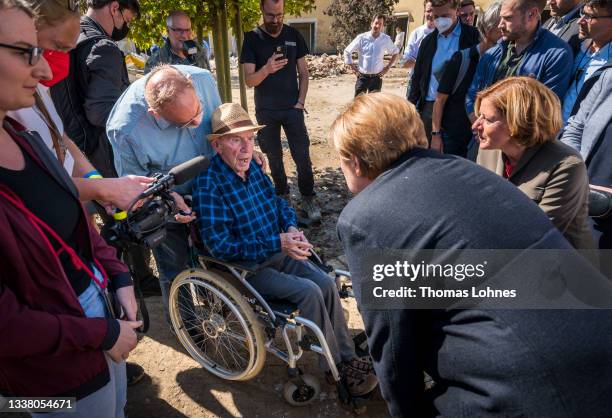 German Chancellor Angela Merkel and the Minister President of Rhineland-Palatinate Malu Dreyer speak with Edmund Thieles while they visiting the...