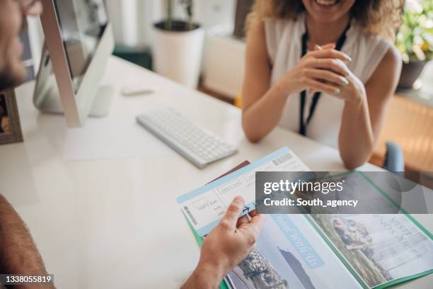 uomo che va in vacanza estiva - agency foto e immagini stock