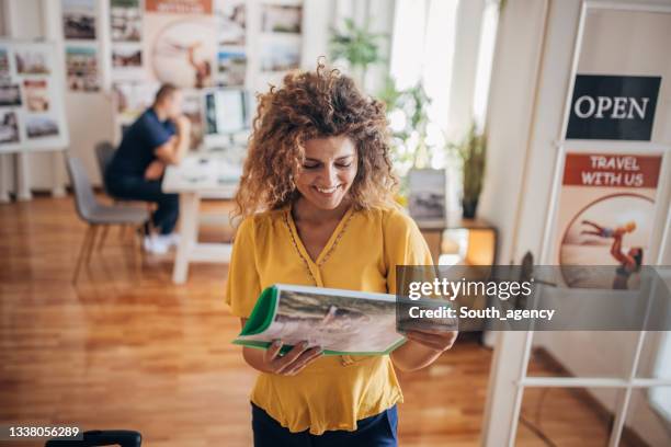 woman looking where on vacation - south agency stock pictures, royalty-free photos & images