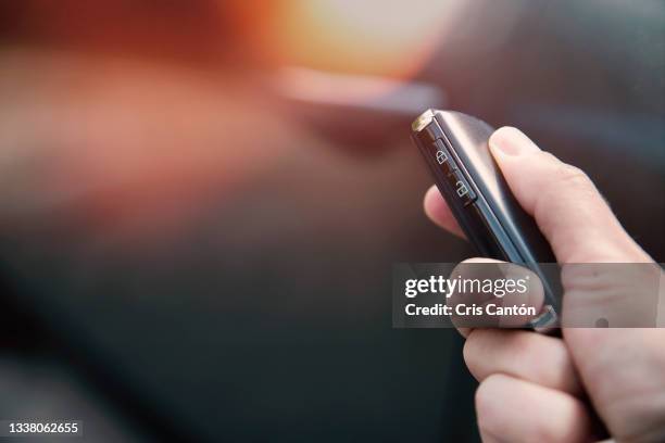 hand holding car remote control - car keys hand stockfoto's en -beelden