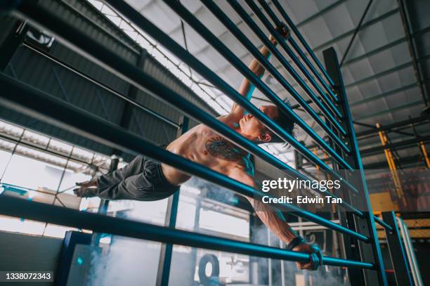 extreme sport asian chinese macho male athlete practicing calisthenics at gym - parallel bars gymnastics equipment 個照片及圖片檔