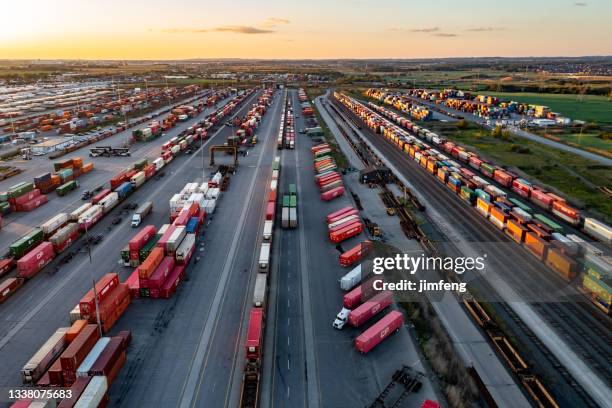 canadian pacific railway vaughan intermodal terminal in kleinburg, ontario, canada - spoorwegvervoer stockfoto's en -beelden