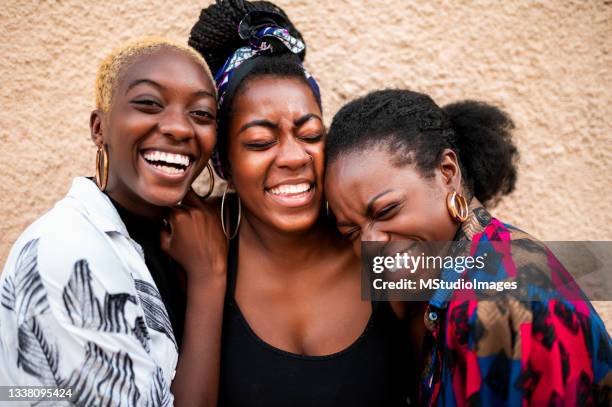 retrato de tres mujeres sonrientes - descendencia africana fotografías e imágenes de stock