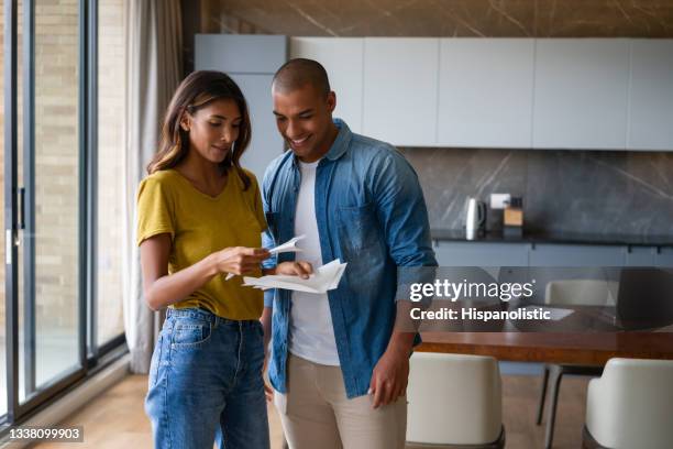 happy couple at home reading a letter in the mail - post imagens e fotografias de stock