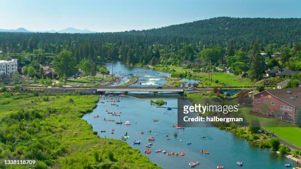 volo di droni sul fiume deschutes verso bend whitewater park - bend foto e immagini stock