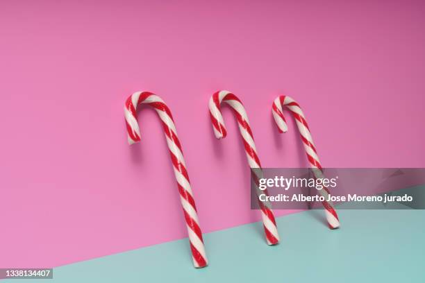candy cane still life. christmas - dulces fotografías e imágenes de stock