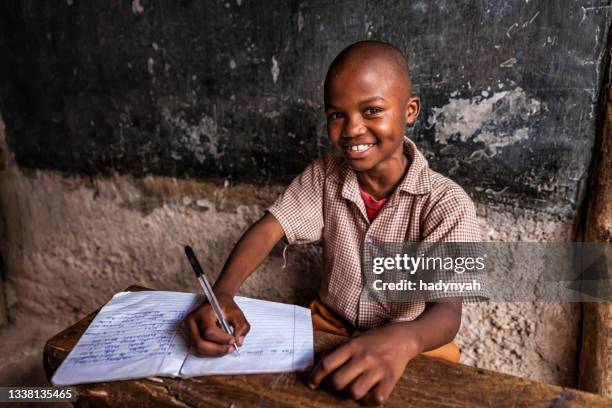 afrikanischer junge lernt englische sprache, waisenhaus in kenia - portrait afrika kind stock-fotos und bilder