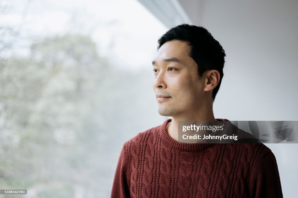 Primer plano de un relajado hombre chino de principios de los años 40 mirando a la vista