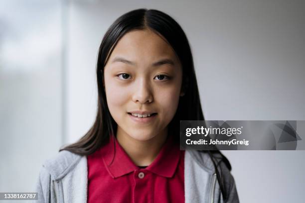portrait en lumière naturelle d’une jeune chinoise de 13 ans à la maison - 13 year old asian girl photos et images de collection