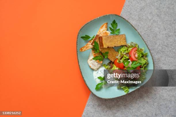 food background chicken tofu salat tomatos - salat bildbanksfoton och bilder