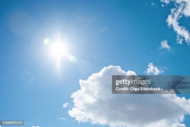 clear blue sky background with clouds and bright sun - sunlight foto e immagini stock