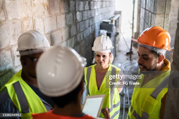 bauarbeiter bei einem meeting auf einer baustelle - foundations gender equality discussion stock-fotos und bilder