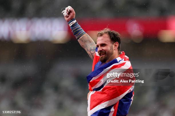 Aled Davies of Team Great Britain celebrates winning the gold medal after competing in the Men's Shot Put - F63 Final on day 11 of the Tokyo 2020...