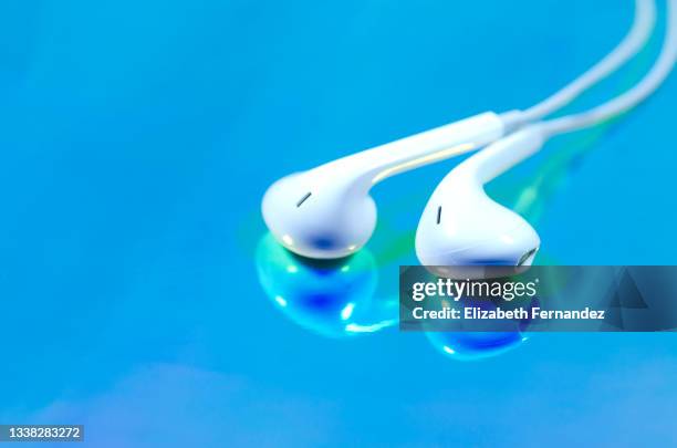 white headphones on holographic foil - personal stereo stockfoto's en -beelden