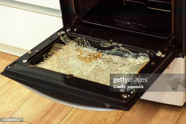 kitchen oven lid with shattered glass - broken appliance stock-fotos und bilder