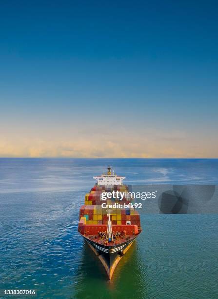 vista aérea del buque de carga de contenedores que transporta cajas de contenedores para la logística comercial de importación y exportación. - buque de carga fotografías e imágenes de stock