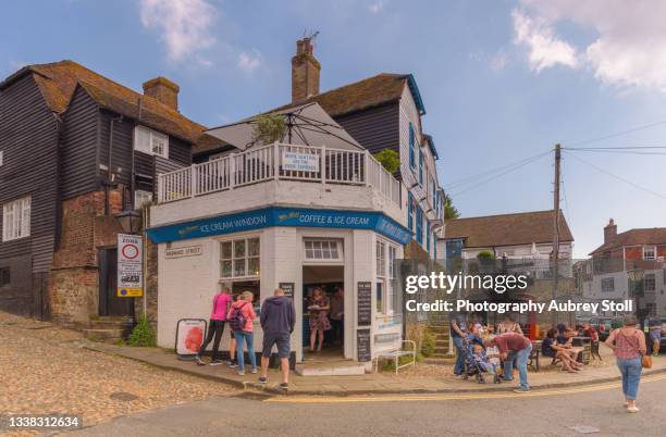 corner shop on mermaid street - corner shop foto e immagini stock