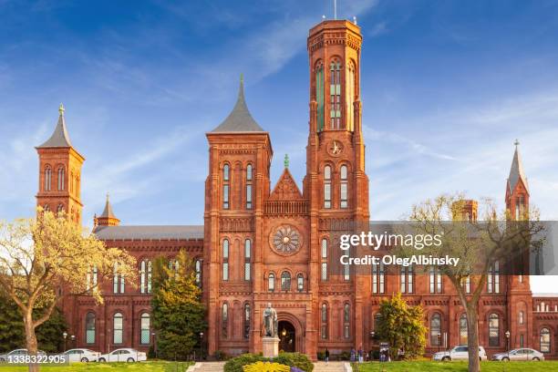 the smithsonian castle, smithsonian institution in the evening, washington dc. - smithsonian institute stockfoto's en -beelden