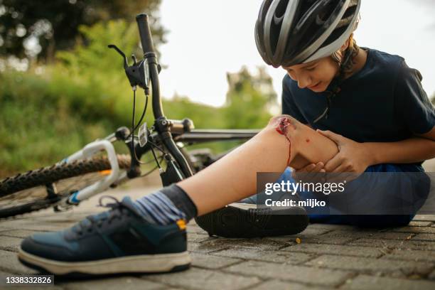 verletzter junge nach sturz vom fahrrad - bike accident stock-fotos und bilder