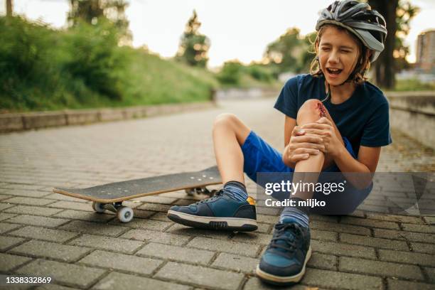 verletzter junge nach sturz vom skateboard - skate fail stock-fotos und bilder