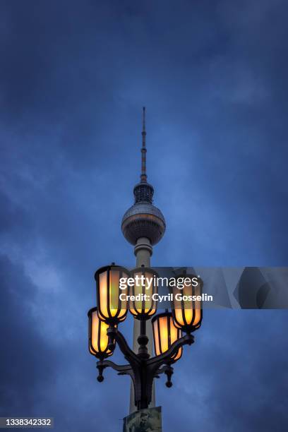 berlin fernsehturm - straßenlaterne stock pictures, royalty-free photos & images