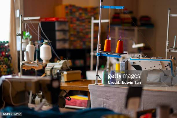 trabalho de estúdio de alfaiataria vazio oficina de sala de aula de design de moda com máquina de costura elétrica sem pessoas - vestido feito à medida - fotografias e filmes do acervo