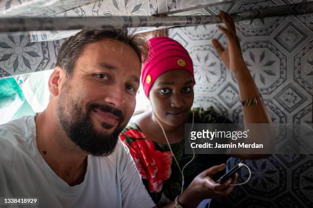 white man and black woman traveling together - mini bus stock-fotos und bilder
