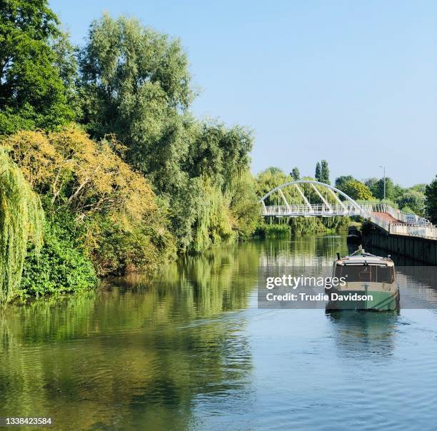 on the river - cambridge bridge stock pictures, royalty-free photos & images