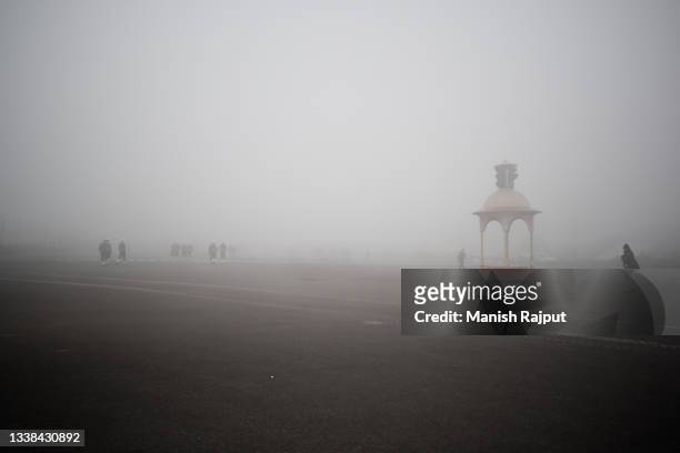 smoggy city - delhi fog fotografías e imágenes de stock