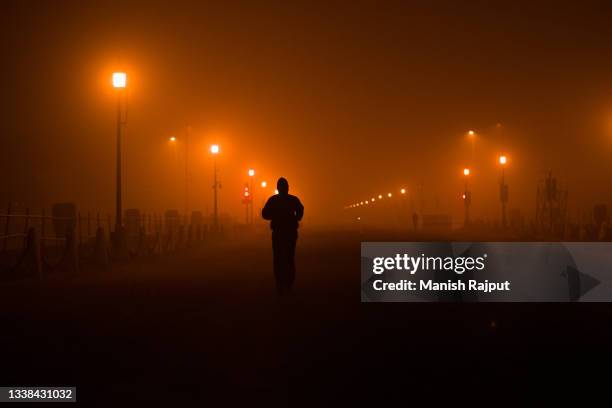 smoggy city - air pollution delhi stock pictures, royalty-free photos & images