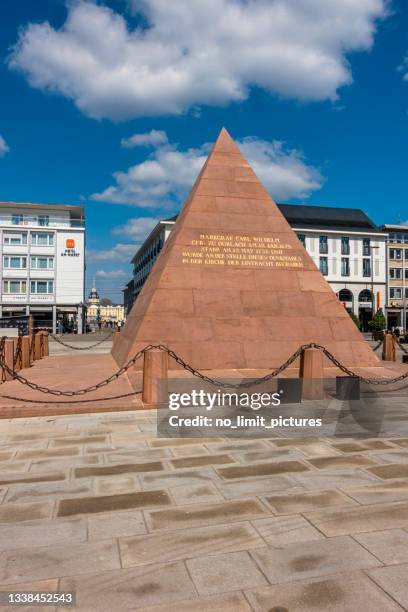 stadtplatz mit pyramide in karlsruhe, deutschland - karlsruhe stock-fotos und bilder