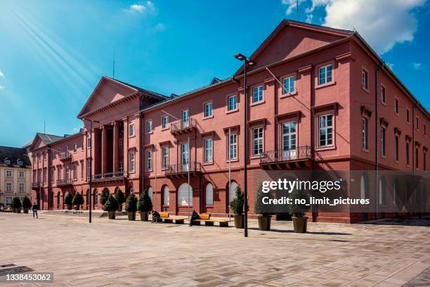 praça da cidade com prefeitura técnica em karlsruhe, alemanha - karlsruhe - fotografias e filmes do acervo