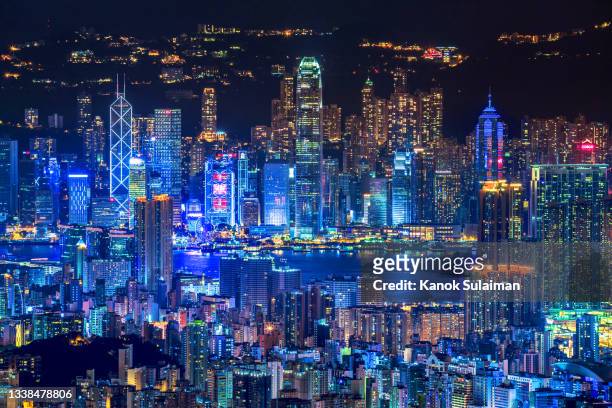 skyscrapers at night, hong kong skyline - hongkong fotografías e imágenes de stock