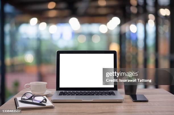 laptop with blank screen and smartphone on table. - desk laptop stockfoto's en -beelden