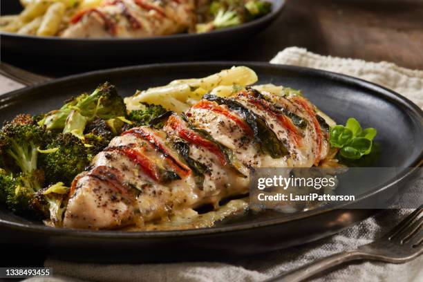 caprese chicken with roasted broccoli - kipfilet stockfoto's en -beelden