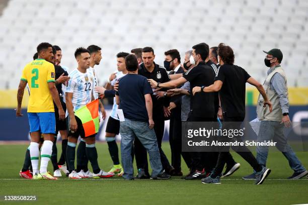 Health authorities argue with Head coach of Argentina Lionel Scaloni and players of Brazil and Argentina during a match between Brazil and Argentina...