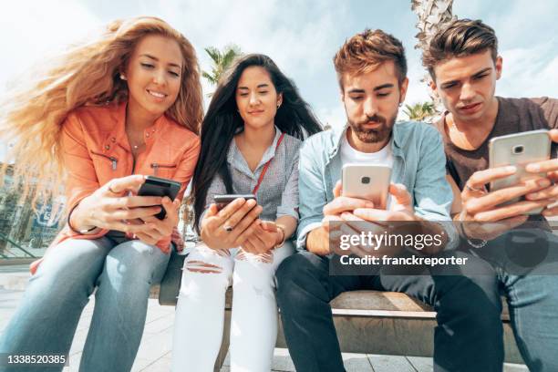 friends addicted to the social media - inhoud stockfoto's en -beelden