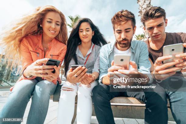 friends addicted to the social media - part of imagens e fotografias de stock