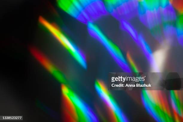 rainbow light refraction flecks black background - reflexo de luz efeito fotográfico - fotografias e filmes do acervo