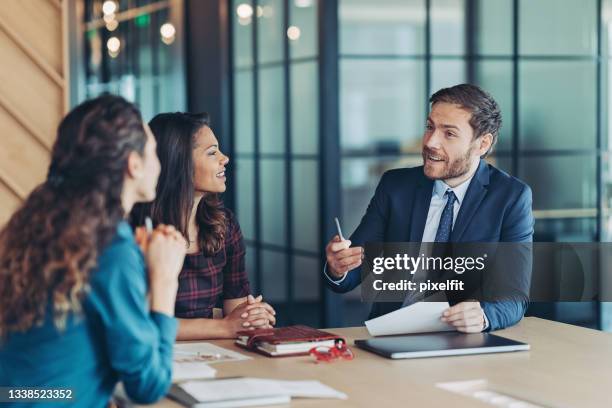 businessman explaining his ideas - beleggen stockfoto's en -beelden