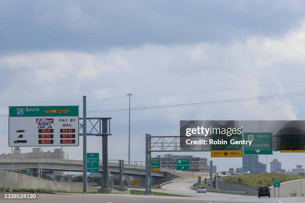 a riverlink easy pay toll sign on 65 south in louisville, kentucky - kentucky road stock pictures, royalty-free photos & images