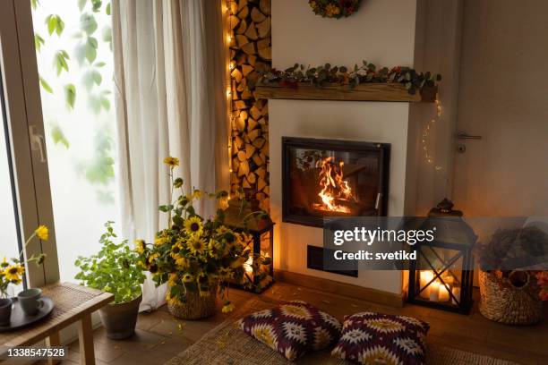 autumn arranged cottage - cosy home stockfoto's en -beelden