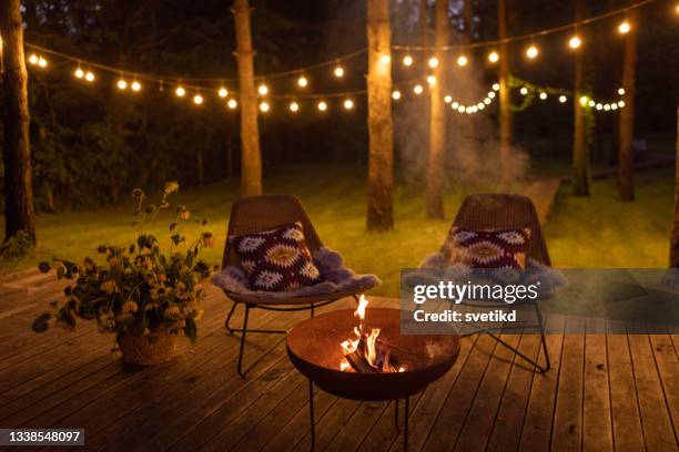 fire pit at cottage - cosy 個照片及圖片檔