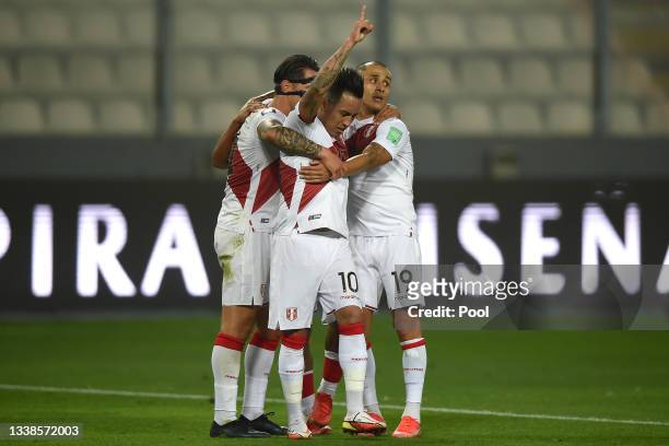Christian Cueva of Peru celebrates with teammates Gianluca Lapadula and Yoshimar Yotún after scoring the first goal of his team during a match...