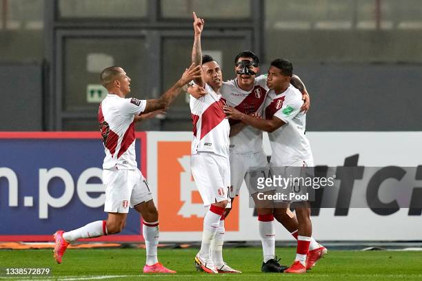 Christian Cueva of Peru celebrates with teammates Yoshimar Yotún, Gianluca Lapadula and Edison Flores after scoring the first goal of his team during...