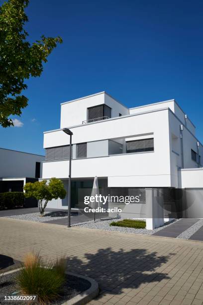 modernes weißes haus mit garage - einfamilienhaus modern stock-fotos und bilder