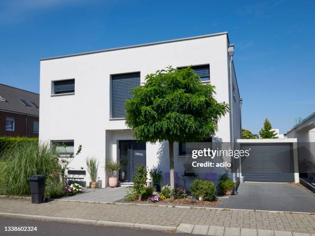 white one family house with garage - detached house stock pictures, royalty-free photos & images