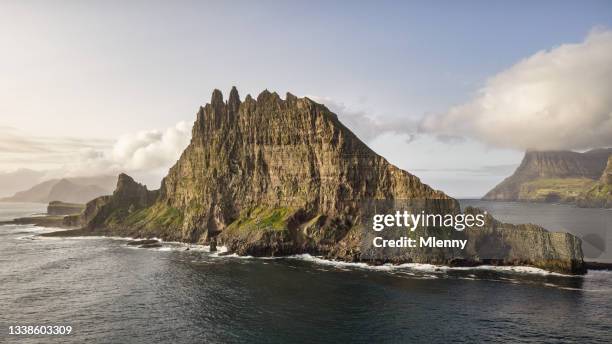 isole faroe tindholmur rock island panorama tindhólmur vágar island - nord europeo foto e immagini stock