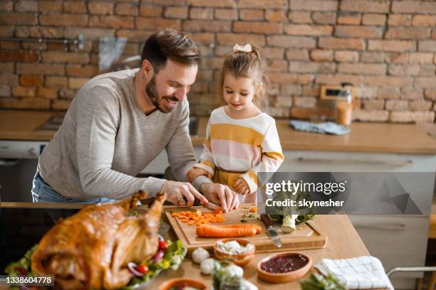 happy single father and his daughter preparing a meal for thanksgiving day. - happy thanksgiving stockfoto's en -beelden